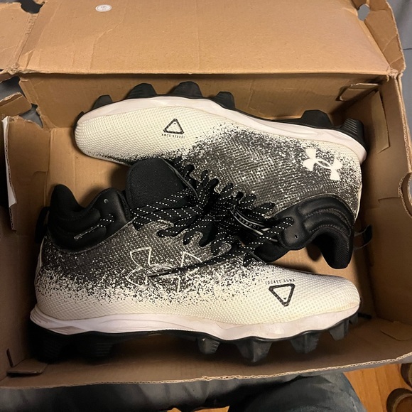 black and white under armor cleats size 7 - Picture 2 of 4